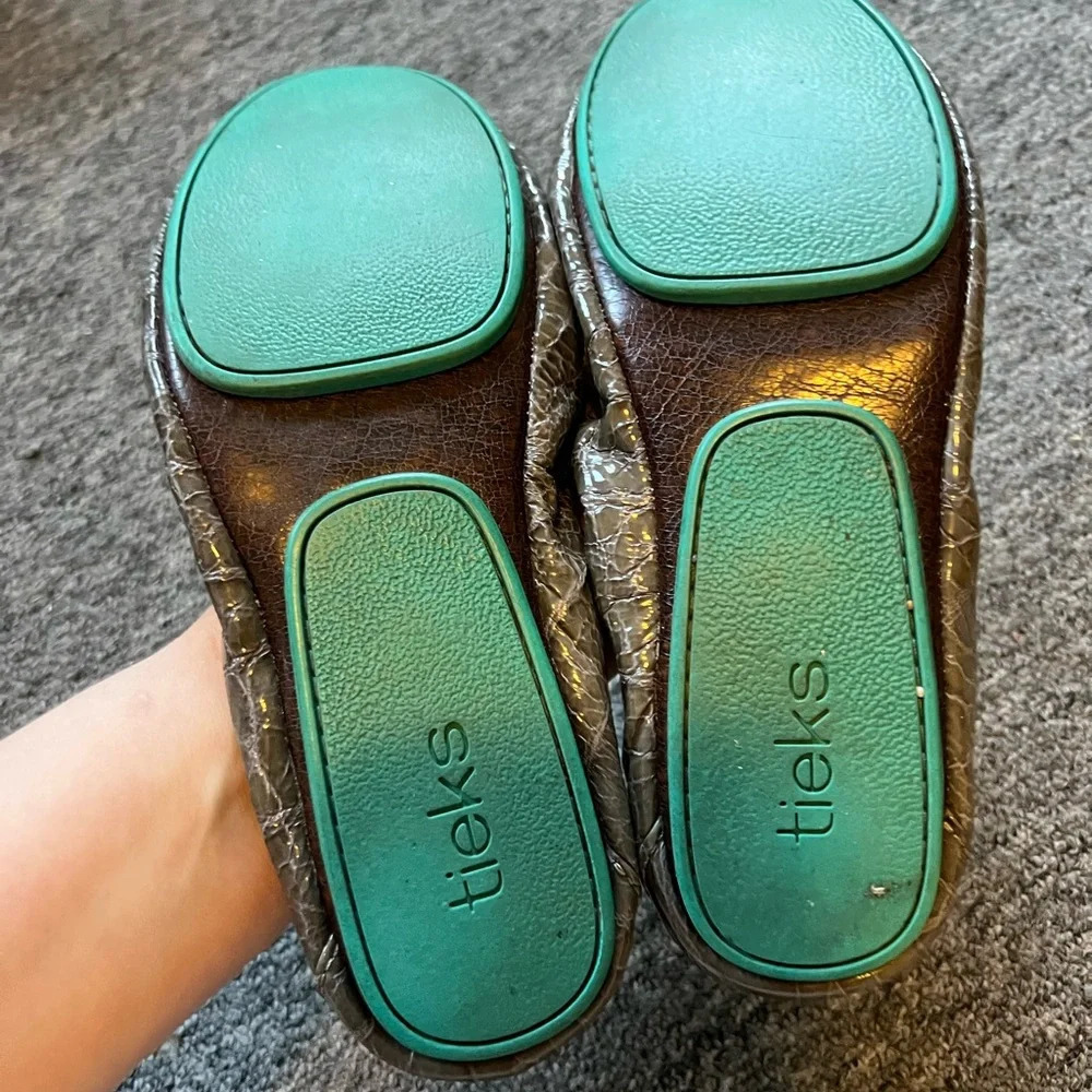 Tieks Grey Crocodile Print Flats, size 7 - Picture 3 of 6
